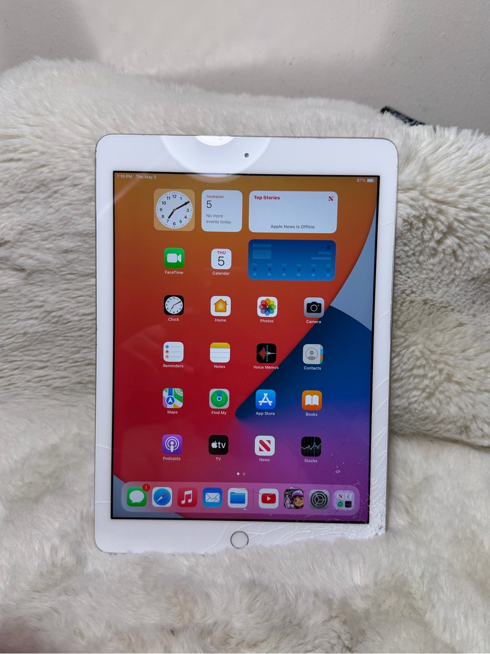 Apple iPad White  5th Generation Cracked Screen - fully functional